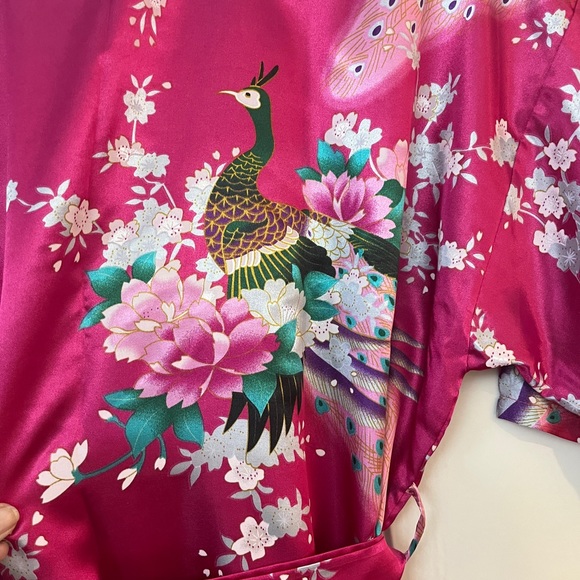 NWOT Gorgeous hot pink peacock print poly kimono style robe from Japan. One sz. - Picture 3 of 5